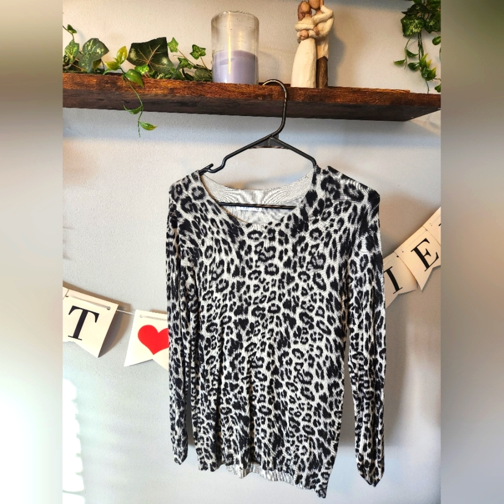Eight18 Blue Leopard Print Sweater (Medium)